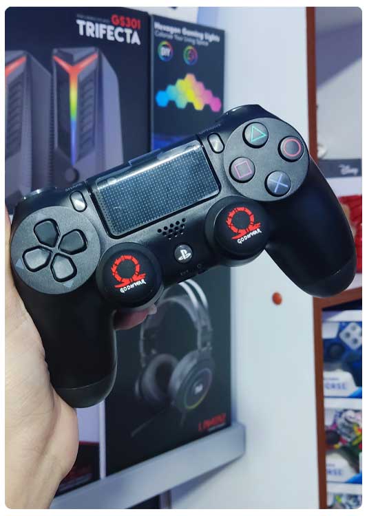 imagen-gomas-protectoras-ps4-godofwar-negro-rojo-fenixxdigital