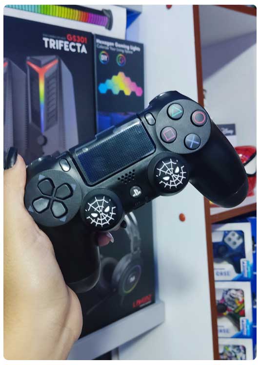 imagen-gomas-protectoras-ps4-spiderman-negro-blanco-fenixxdigital