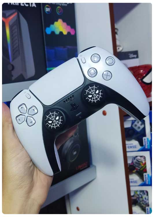 imagen-gomas-protectoras-ps5-spiderman-negro-blanco-fenixxdigital